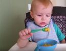 Kā ātri iemācīt bērnam ēst ar karoti patstāvīgi?